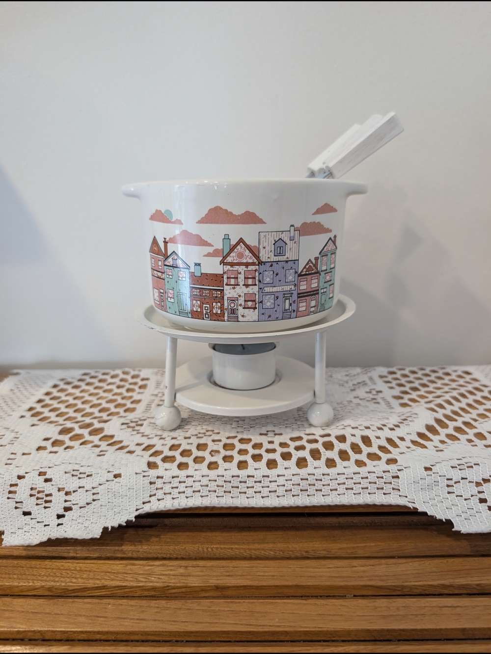 Vintage Fondue Set – Pastel House Design with Wooden-Handled Forks
